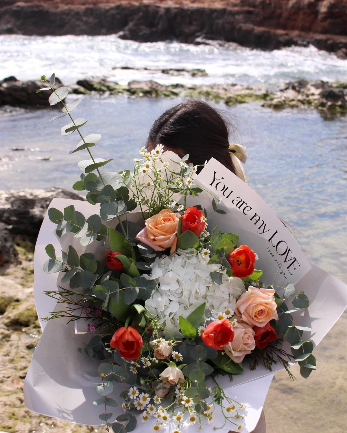 Clienta con su ramo de hortensia, tulipanes y rosas de Las Lilas junto al mar en Torrevieja