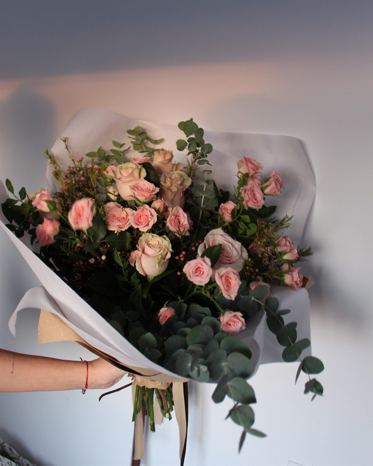 Ramo de rosas y minirosas en tonos blush con flor de cera y eucalipto en Torrevieja