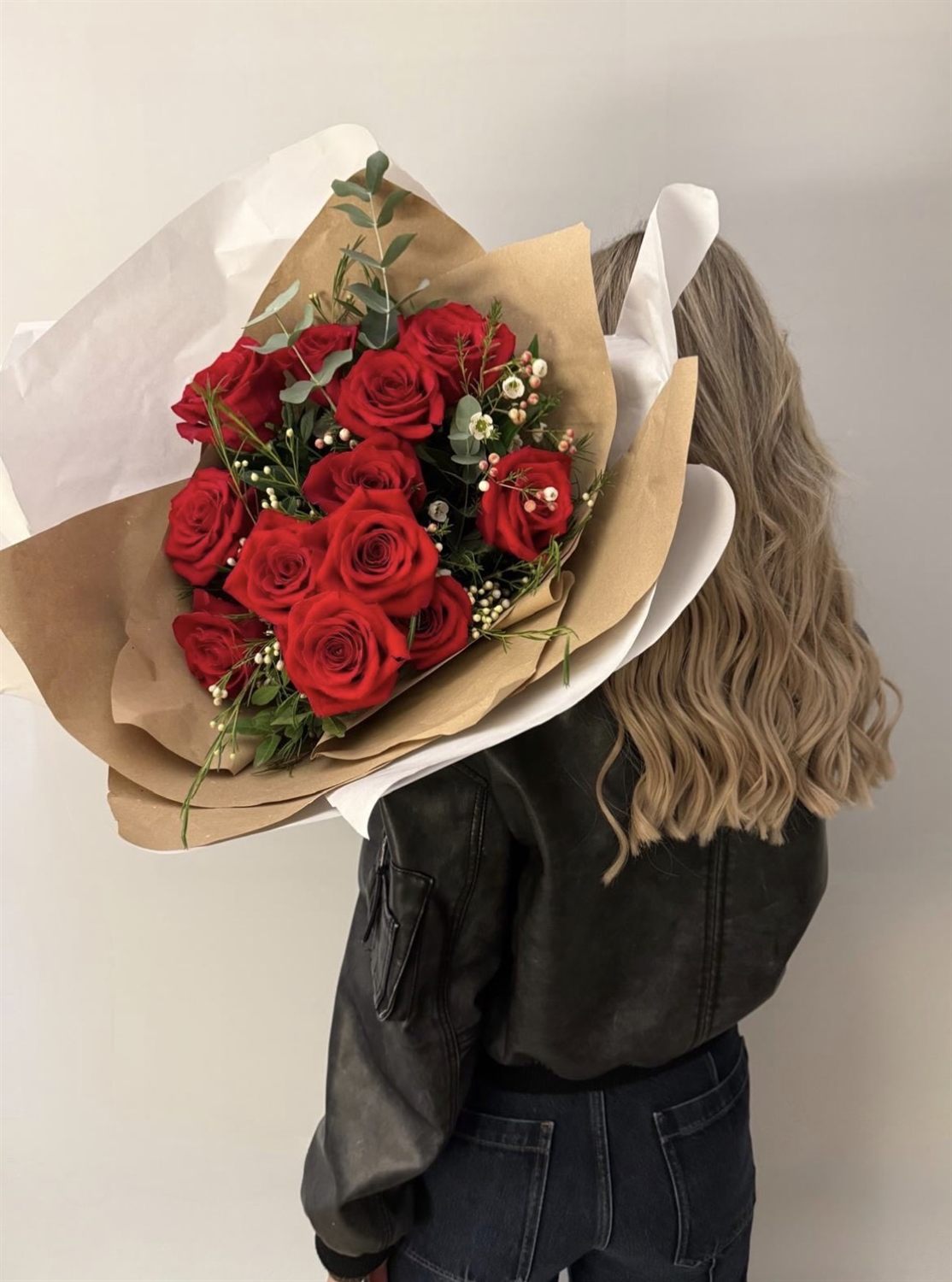 Ramo de rosas rojas con eucalipto, flor de cera y bayas de hypericum · floristería en Torrevieja
