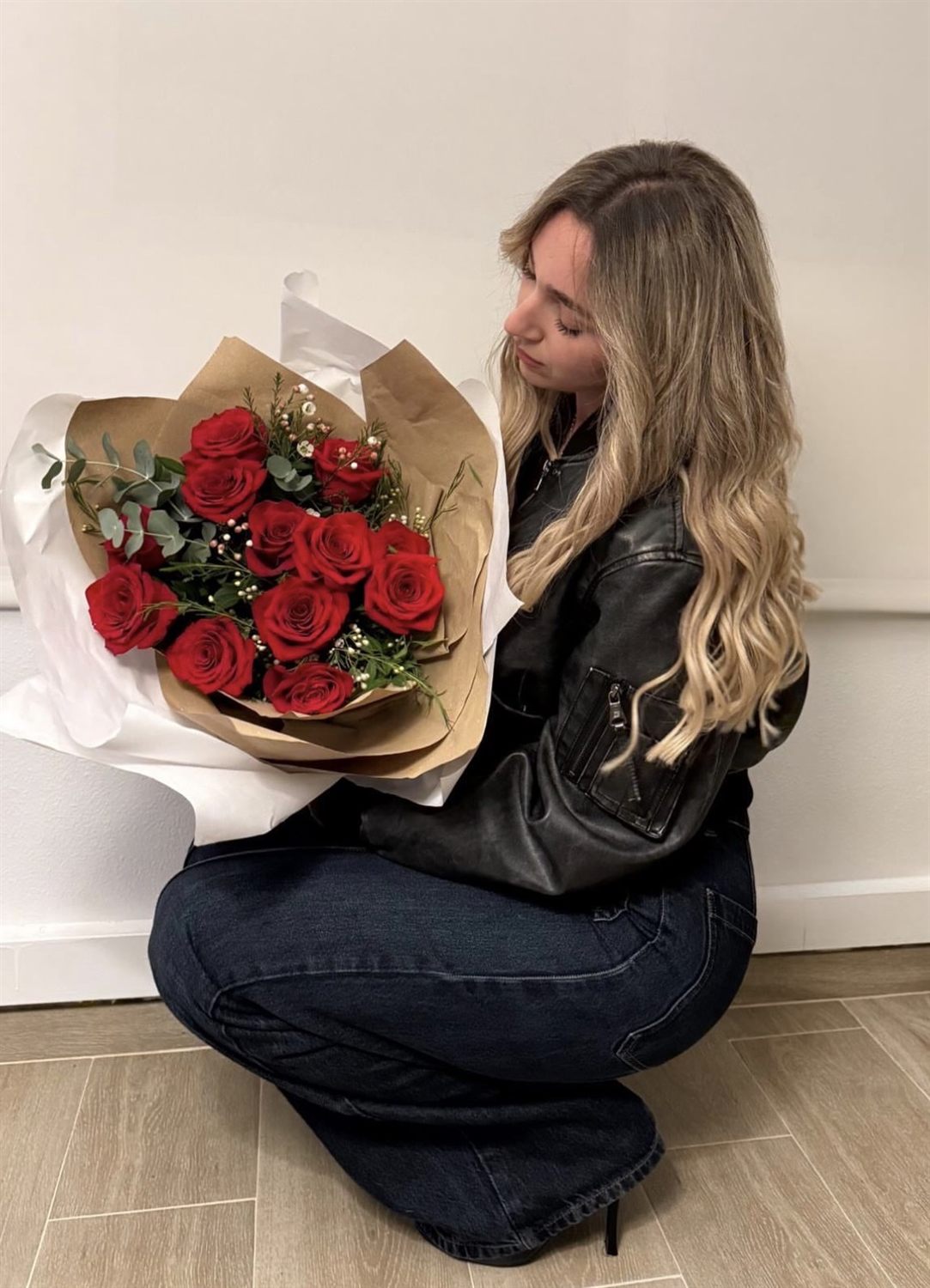 Ramo de 12 rosas rojas con eucalipto y flor de cera envuelto en papel kraft · floristería en Torrevieja