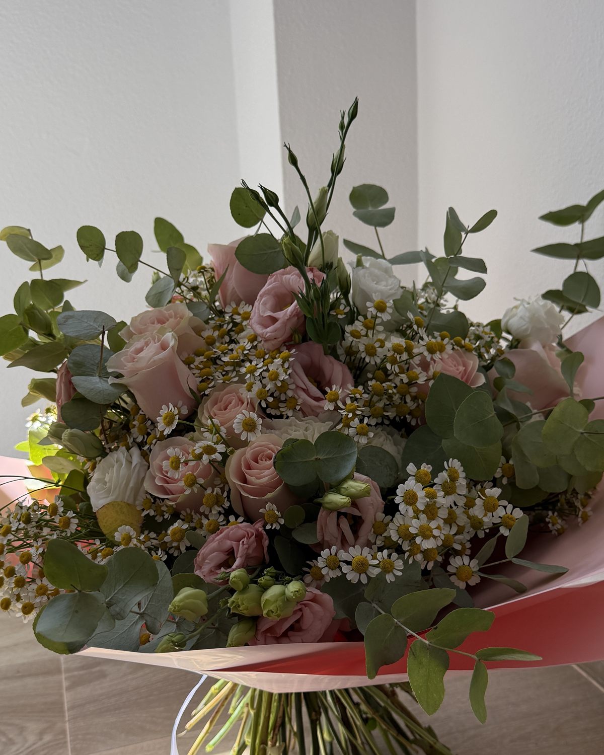 Ramo de rosas rosadas con manzanilla, lisianthus y eucalipto · floristería en Torrevieja